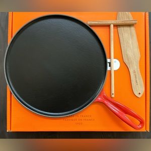 Le Creuset Crêpe Pan and Wood Tools (Cerise)